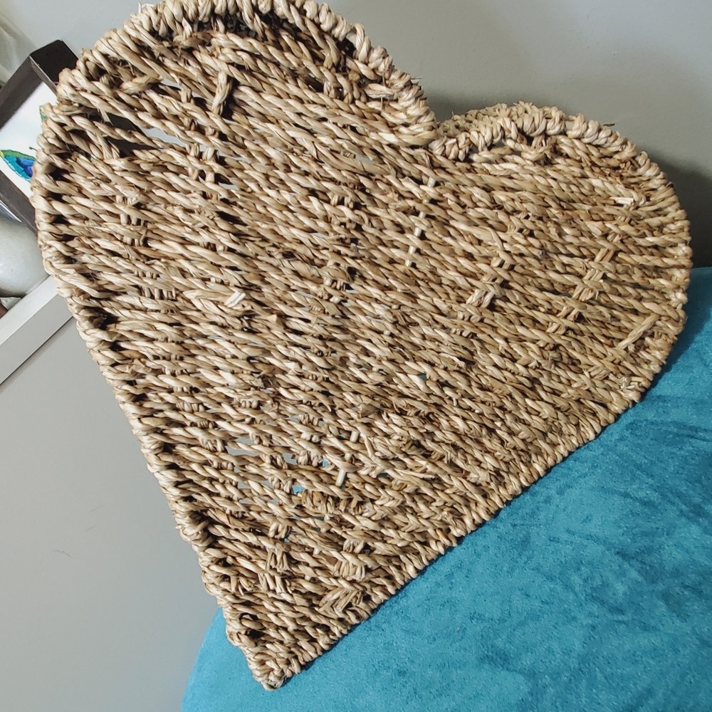 Heart Shaped Basket Hand Woven Seagrass Metal Decorative 11" X 11" X 3" - Picture 7 of 7